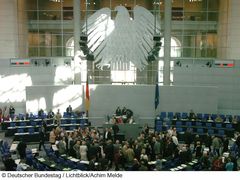 Abgeordnete im Plenarsaal des Deutschen Bundestags in Berlin: Wer hier zur Urne geht, spart 46 Mal so gut Steuern wie der normale Bürger. (Foto: Deutscher Bundestag / Lichtblick/Achim Melde)
