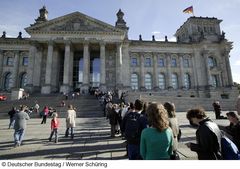 Schlange vor dem Reichstagsgebäude in Berlin. "Normale Menschen" müssen nicht nur warten, sie haben es auch steuerlich schwerer als Abgeordnete. (Foto: Deutscher Bundestag / Werner Schüring)