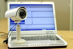 Weiterer Schritt zum gläsernen Steuerzahler: Softwares und Befugnisse der Finanzämter reichen so weit, dass Sie sich genauso gut per Webcam am Firmenrechner überwachen lassen könnten.